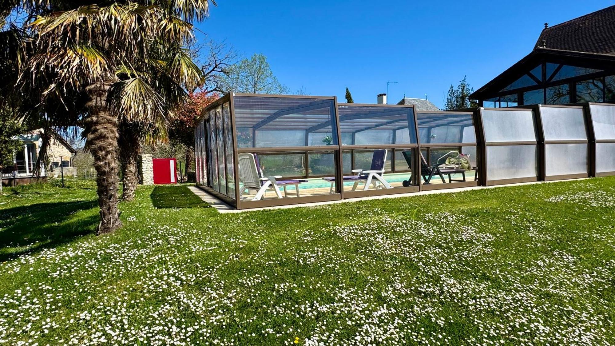 Gîte du boulanger au pays de padirac piscine couverte chauffée Mayrinhac-Lentour Extérieur photo
